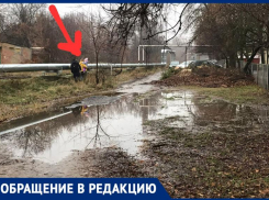 В Таганроге мамочки несут на руках детей по грязи из-за закрытой калитки