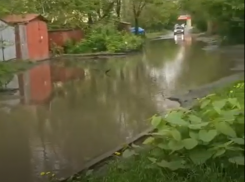 По ул. Вишневой таганрожцам надо подплывать к домам и гаражам после дождя