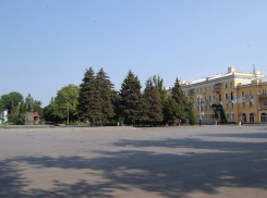 «Как в фильмах ужаса»: таганрожцы пожаловались на отсутствие освещения на Октябрьской площади