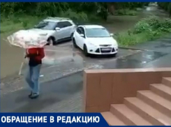 Машины плывут, люди по колено в воде идут – дожди снова превратили Вишневую в озеро