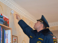 В таганрогских семьях, сотрудники МЧС, устанавливают пожарные извещатели 