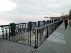 «На забор нашли деньги, а на плитку нет», - таганрожцы об оградке на набережной