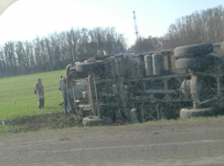 Под Таганрогом перевернулся грузовик при столкновении с легковушкой