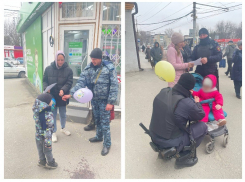 Транспортные полицейские поздравили таганроженок 