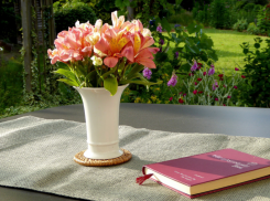 С Днем учителя поздравляем тех, кто нас выводит в люди, кто нас выводит в мастера!