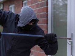 Под Таганрогом вор - рецидивист похитил из частного дома 10 000 рублей