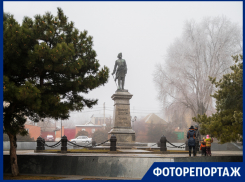 Фоторепортаж: туманный Петр Первый, очарование пустых улочек и утренние заморозки