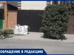 «Синара» перекрыла въезд в гараж таганроженки, установив столб у двора