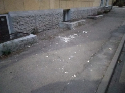 Бесстрашные таганрожцы продолжают ходить под аварийным зданием 