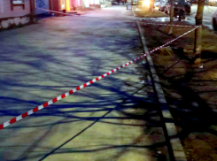 Таганрожцы продолжают ходить по опасному тротуару