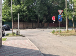 Вандалы сорвали и разрисовали дорожные знаки в Таганроге 