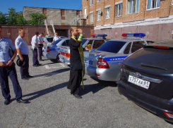 Сотрудников таганрогского ГИБДД окропили святой водой