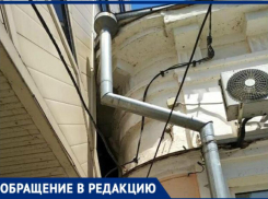 В Таганроге здание ТЦ может свалиться на детей, которые занимаются рядом