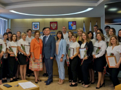 Сотрудников МФЦ Таганрога поздравили с профессиональным праздником