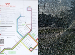 Вчера была еще целой: в Таганроге «красиво разбили стекло» на трамвайной остановке