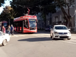 В Таганроге произошло ДТП с участием двух иномарок