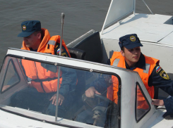 Морякам оставшимся на судах в Таганрогском заливе оказывают помощь