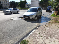 В Таганроге автоледи провалилась под асфальт у городской администрации