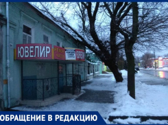  Большая ветка огромного старого дерева в Таганроге  вот-вот свалиться на жилой дом