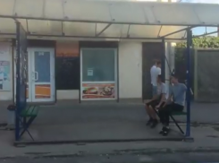 Опасную расшатанную остановку в Таганроге показали на видео