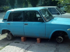 В Таганроге злоумышленники разули отечественную легковушку