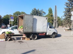 Арбузы возле Вечного огня в Таганроге: ГАИ предъявила торговцу целый список претензий