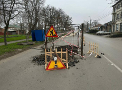 На Смирновском переулке в Таганроге начали устанавливать обводную линию коллектора