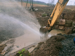 Таганрожцы ловят последние капли из кранов 