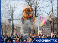 Праздничное чучело Масленицы сожгли в Таганроге, прощаясь с зимой