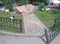 МБУ «Благоустройство» не нашло денег на ремонт калитки у памятника