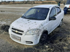 Решил покататься: автомобиль увяз в иле на побережье Таганрогского залива 