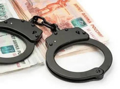 Борец с коррупцией и сотрудница суда попались на крупной взятке под Таганрогом