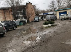 Морг Таганрога окружен ямами и оврагами - сити-менеджера просят обратить внимание