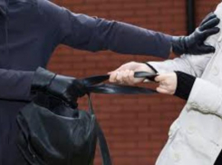 В Таганроге молодые люди в погоне за легкой наживой избили девушку