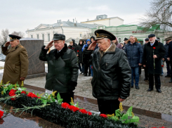 В канун Дня защитника Отечества в Таганроге возложили цветы 
