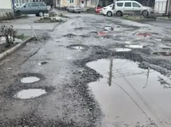 «По этой дороге мы голосовать ходили»: таганрожцы просят засыпать ямы на улице Красноармейской