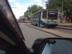 Сошедший с рельс трамвай создал пробку в Таганроге