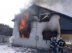 Из объятого пламенем дома в Таганроге вынесли человека
