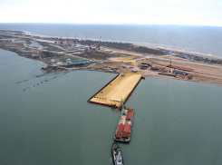 Судно протаранившее опору Керченского моста стоит на рейде порта Таганрог