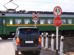 В Неклиновском районе иномарка столкнулась с электричкой