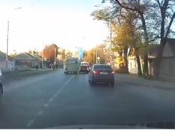 В Таганроге водитель маршрутки при обгоне конкурента грубо нарушил правила ПДД 