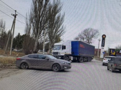 Легковой автомобиль и большегруз не поделили дорогу в Таганроге