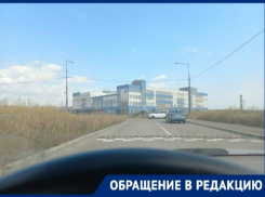 Новую школу Таганрога окружает трава в человеческий рост