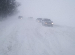 В снежном плену оказались дороги и машины вокруг Таганрога