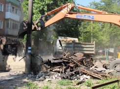 На радость жителям в Таганроге снесли опасный аварийный сарай