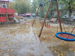 Таганрожцам рассказали, почему «тонет» детская площадка - вопросов стало еще больше 