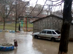 «Болото» вокруг жилого дома не пускает таганрожцев домой