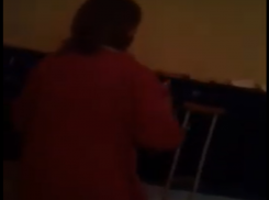 Странную женщину, вытаскивающую квитанции, запечатлел таганрожец