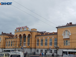 По решению суда на ж/д вокзале Таганрог-Пассажирский появятся павильоны и скамейки с навесами  