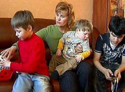 Опекунские пособия на детей в Таганроге возрастут на 400 рублей